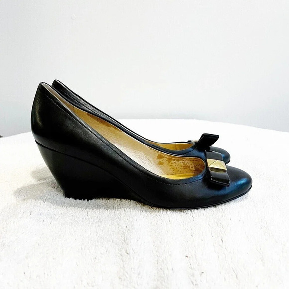Kate Spade Black Patent Leather Wedge Heels Womens 8M Gold Metal Bow Detail - Picture 7 of 16